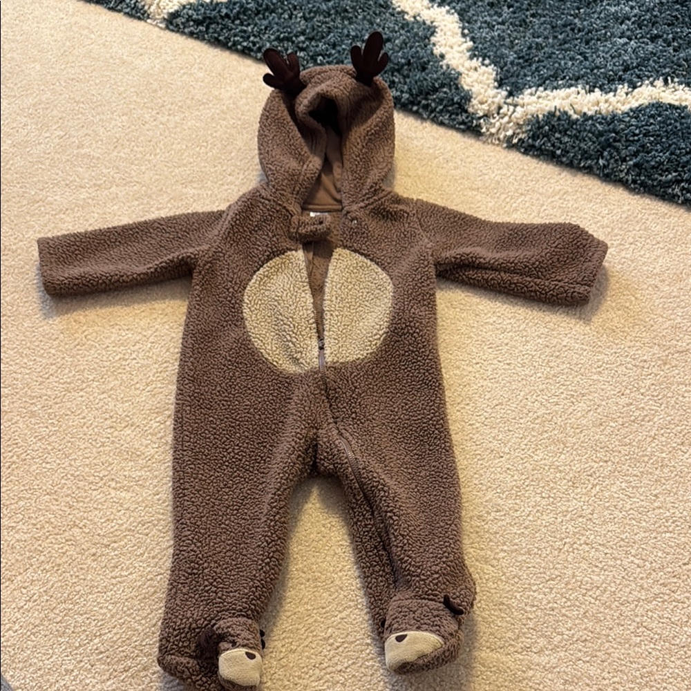 Cozy Brown Reindeer Kids One Piece size 6 used only once. Super soft and warm